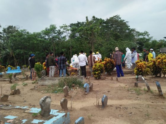 Proses pemakaman jenazah covid-19 di Desa Padumasan, Kecamatan Jombang