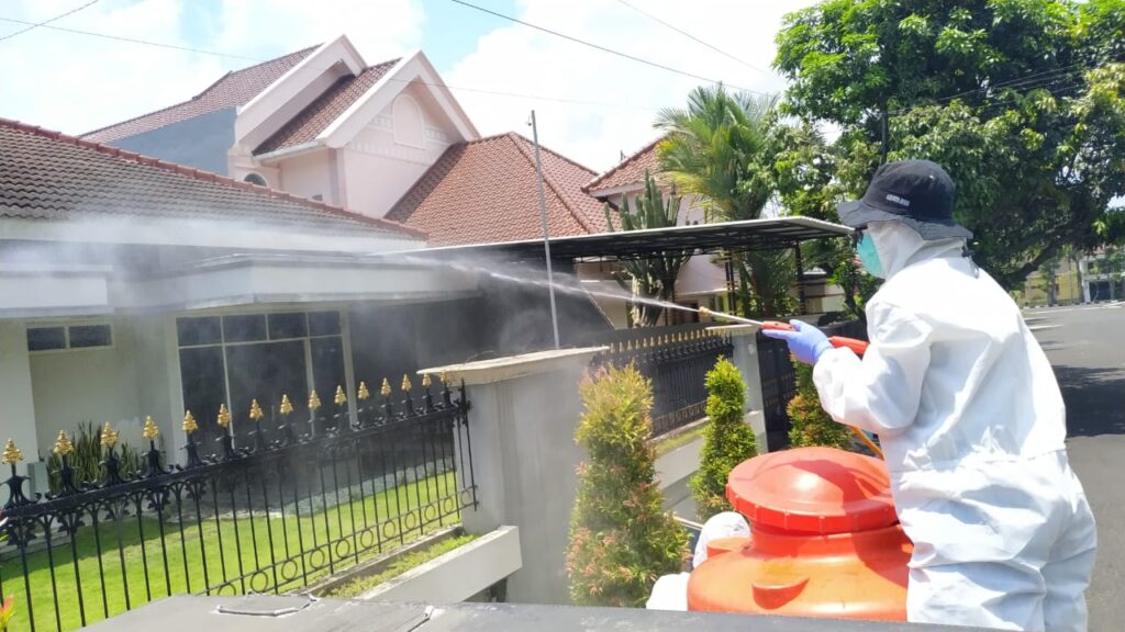 petugas PMI saat melakukan penyemprotan cairan disinfektan